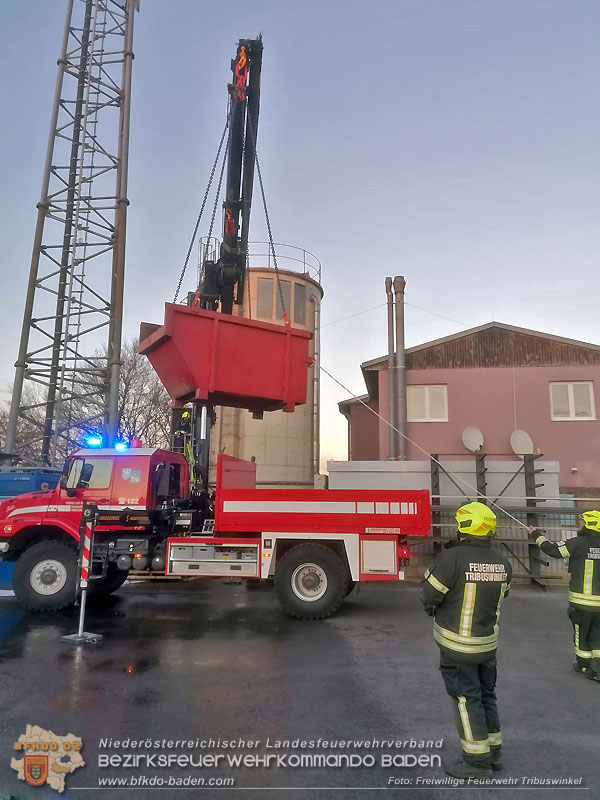 20241228_Stundenlanger Einsatz bei erneutem Silobrand im IZ Tribuswinkel Foto: FF Tribuswinkel