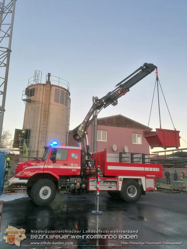 20241228_Stundenlanger Einsatz bei erneutem Silobrand im IZ Tribuswinkel Foto: FF Tribuswinkel