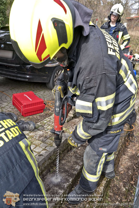 20250310_Feuerwehr befreit Stubentiger Odin" aus unterirdischem Hohlraum in Baden!   Foto: Stefan Schneider FF Baden-Stadt